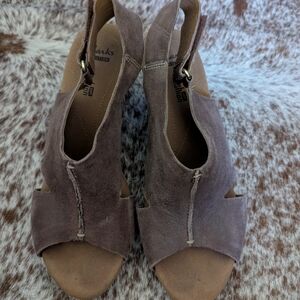 Clarks Women's Tan Suede Sandals